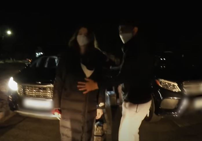 Anna懷裏揹著鎮宇BB。