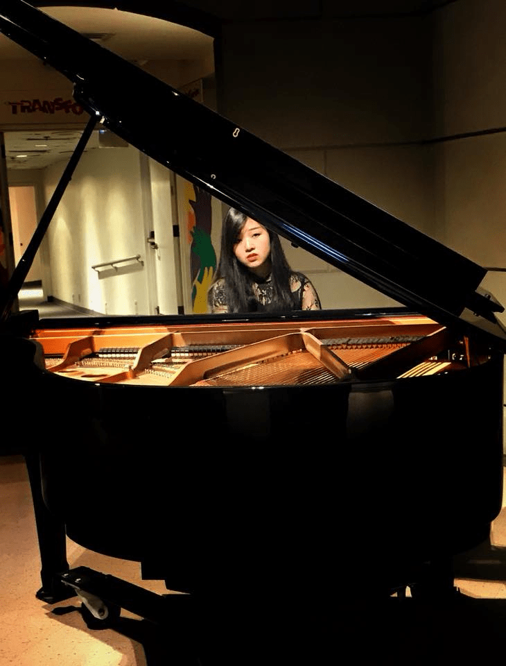 劉薇璐曾在多個國家和地區進行演出,是一位典型的音樂才女,碩士畢業後她一直擔任鋼琴教師。 Weilu Liu個人FB 劉薇璐曾在多個國家和地區進行演出,是一位典型的音樂才女,碩士畢業後她一直擔任鋼琴教師。 Weilu Liu個人FB