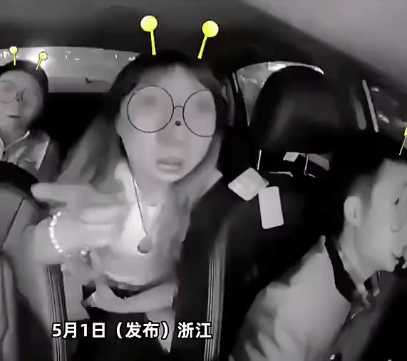 野蛮女客为送朋友要求临时改路，网约车司机要先改订单，拒绝后强扭軚盘。 （图：网约车判官，下同）