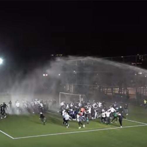 球場突然灑水，球員濕身捱凍。網上圖片