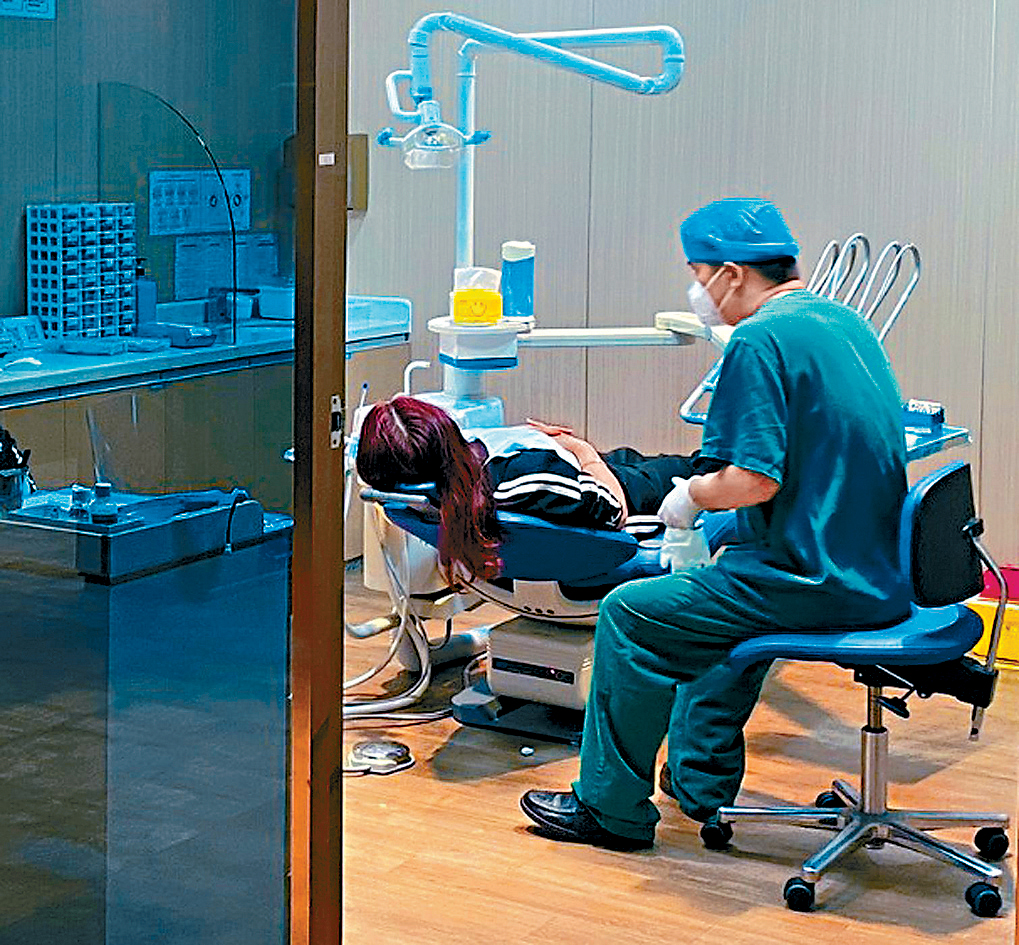 衞生署表示，為實習牙科醫生安排入職培訓時，已向他們講解必須遵守的專業操守和行為守則。