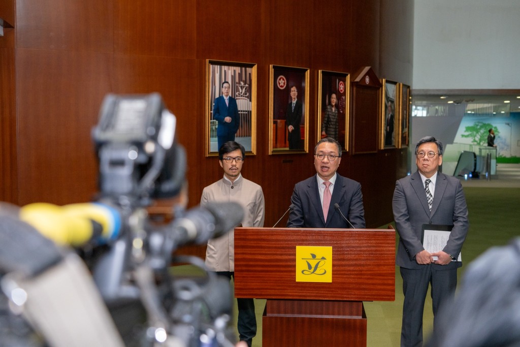 律政司司長林定國（中），與商務及經濟發展局局長丘應樺（右）及「一帶一路」專員何力治（左）會後會見傳媒。林家國FB圖片