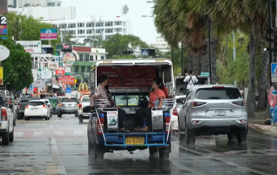 芭堤雅的双排车，车上座位分左右两排。胡慧冲游泰国片段截图