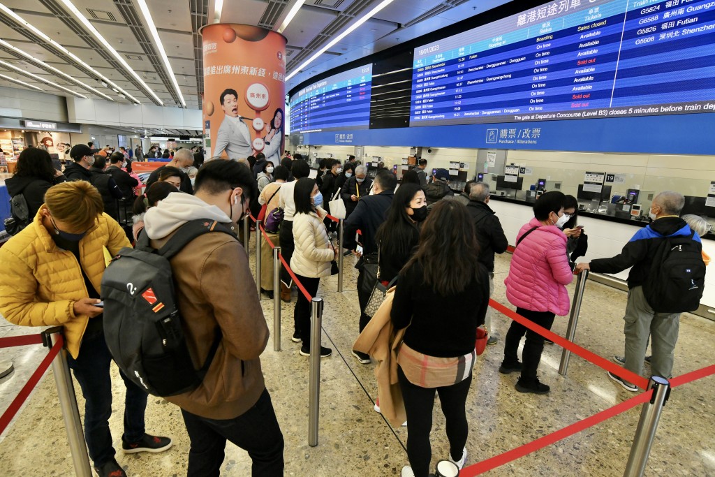 西九龍高鐵站與重開首日對比人流明顯增加。盧江球攝