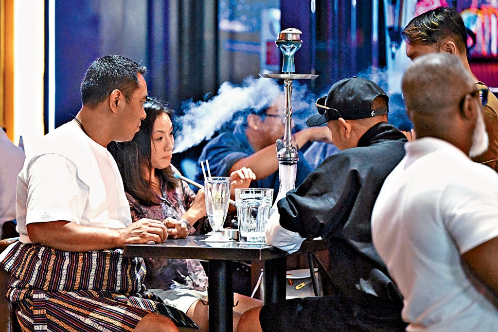 邓建邦指，水烟相对吸食一支卷烟，会接触更高剂量的尼古丁。