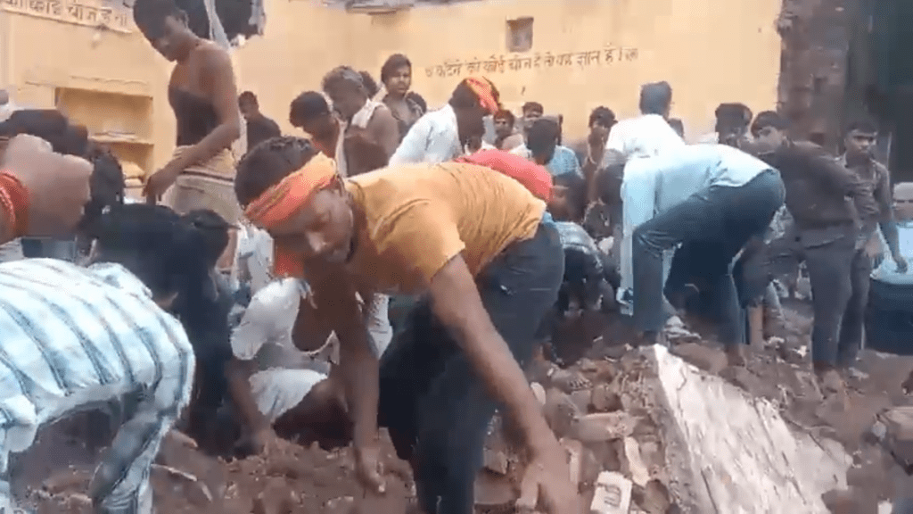 当地居民连忙翻开瓦砾救人。 X@rajeshlodha