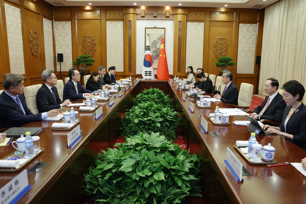 5月13日，外交部長王毅同韓國外長趙兌烈在北京舉行會談。（新華社）