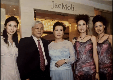 莊家一家五口盛裝出席活動，莊母氣質高雅陪伴在側。