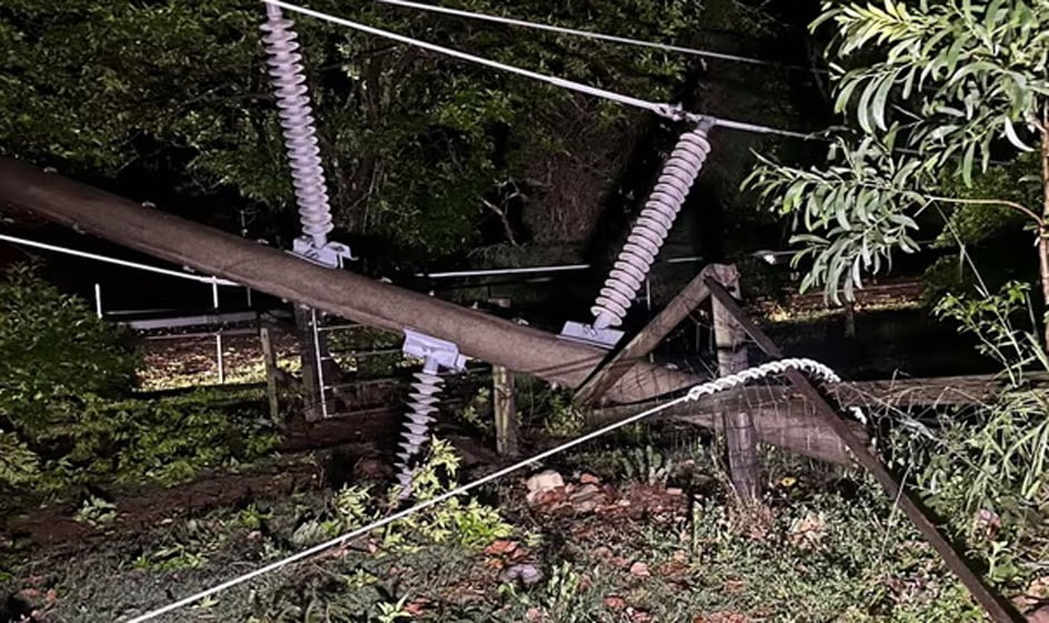 昆士兰首府布里斯班及黄金海岸地区有多条电线塌下，造成广泛停电。网上图片