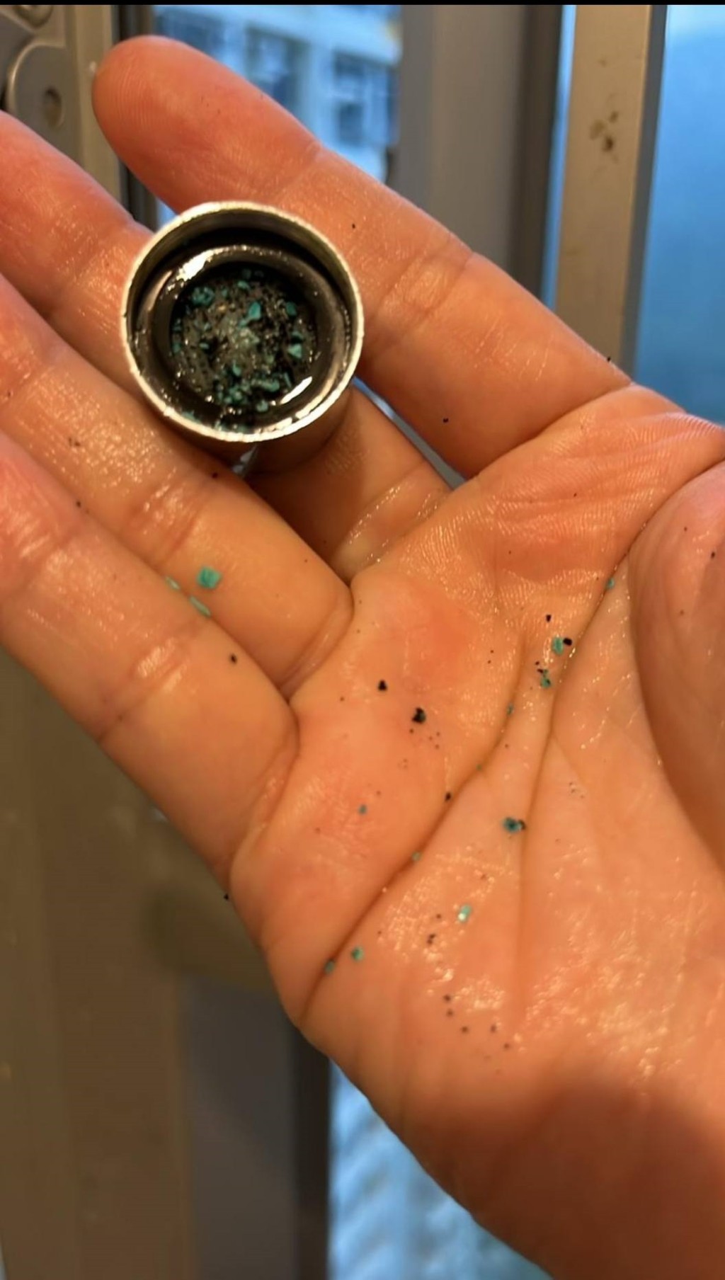 有居民稱濾嘴濾芯滿佈黑色物。網上圖片 有居民稱濾嘴濾芯滿佈黑色物。網上圖片