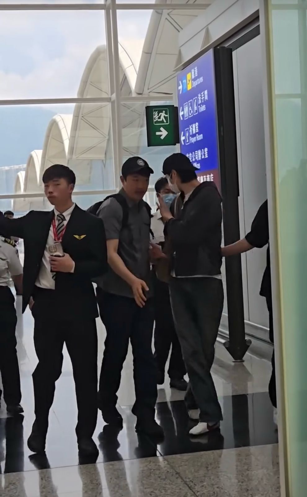 邊佑錫一度想回頭執起粉絲丟的信件。