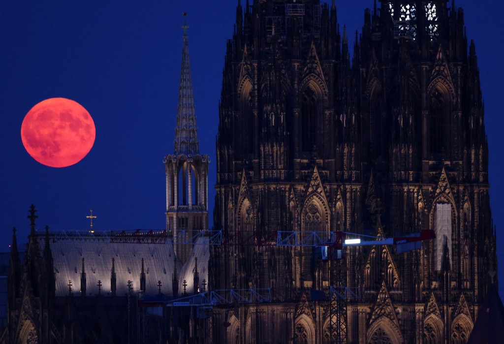 德国科隆主教座堂（Cologne Cathedral）与「超级月亮」。（路透社）