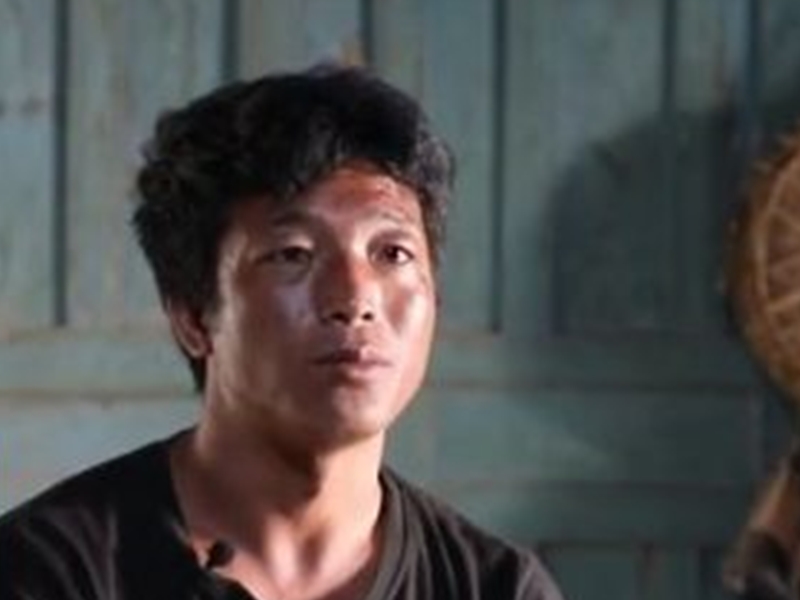 少年的爸爸親手挖了一個小型游泳池。網圖