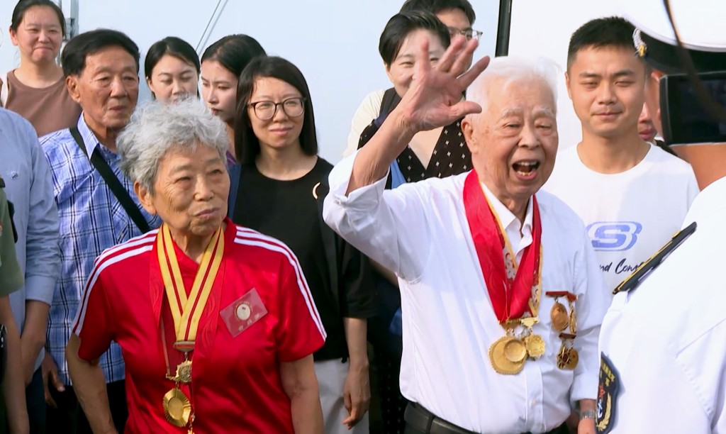 東江縱隊老戰士林珍（90歲)，羅競輝（95歲）。