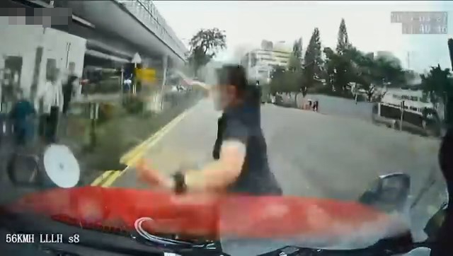 女途人突然衝出馬路。車cam L（香港群組）FB