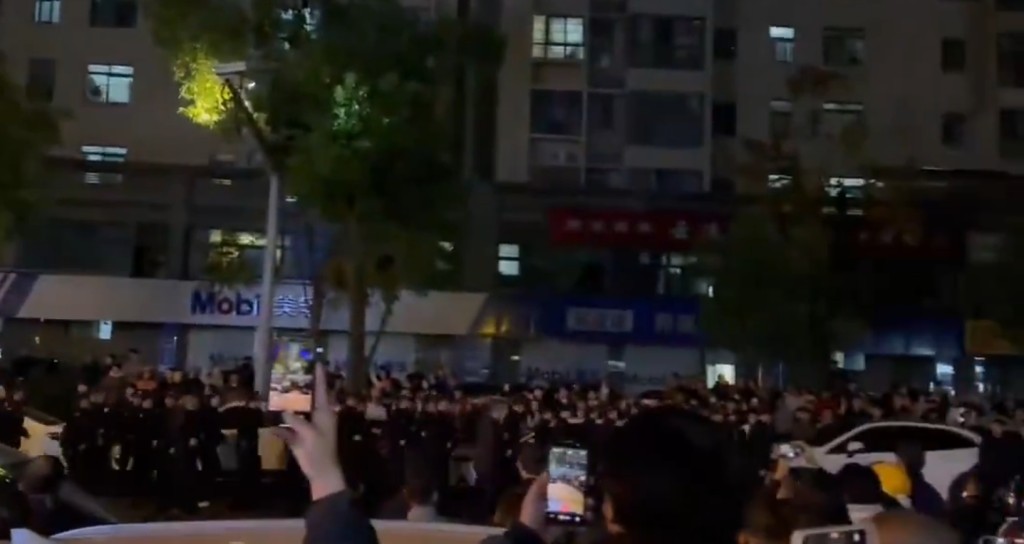 警方出動大量警力應對。 警方出動大量警力應對。