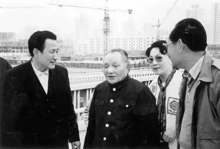 張百發曾陪同鄧小平視察北京的城市建設。網圖