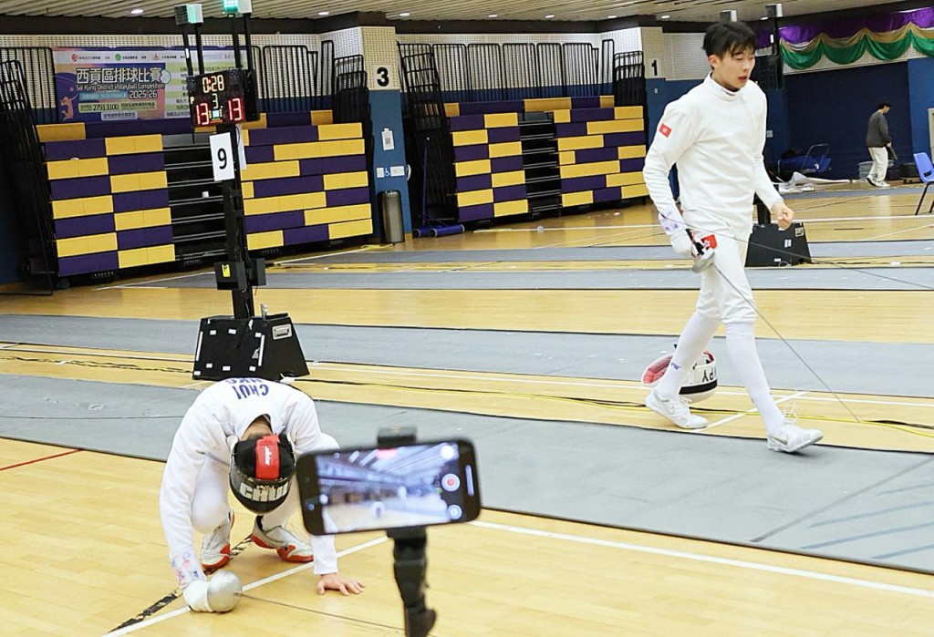 分齡賽男重少年組4強，黃柏耀（右）第一次擊敗徐啓哲（左）。徐嘉華攝