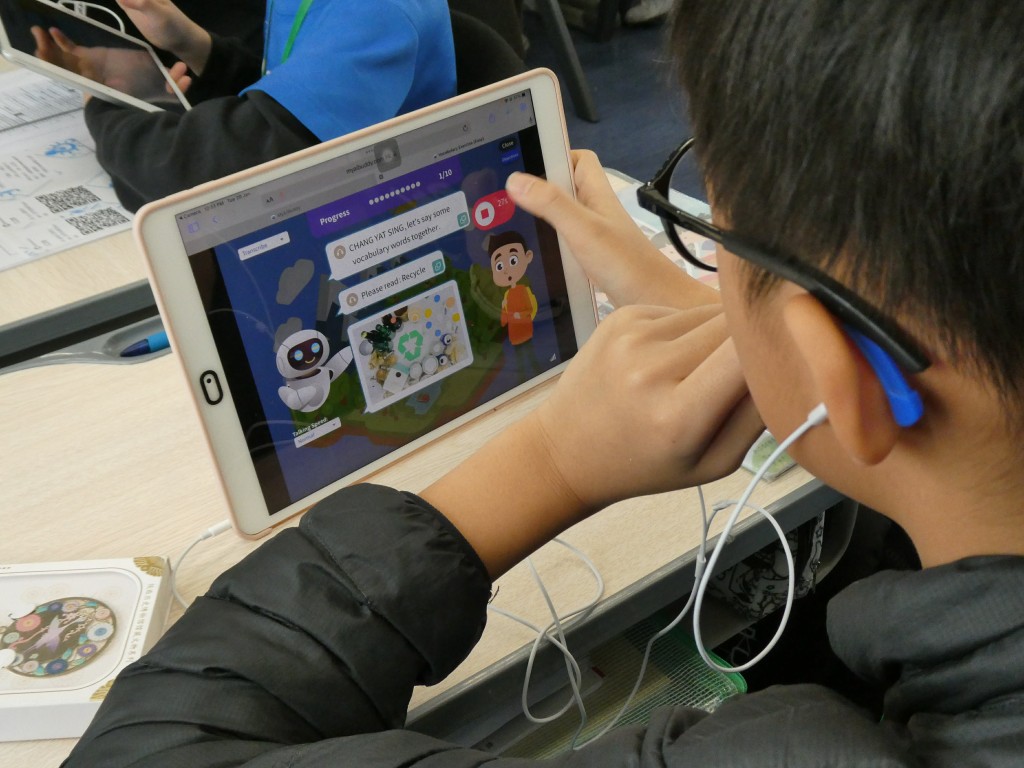 政府將從優質教育基金撥款20億,向每間中小學提供最多50萬港元,以推動「AI+教育」。資料圖片 政府將從優質教育基金撥款20億,向每間中小學提供最多50萬港元,以推動「AI+教育」。資料圖片