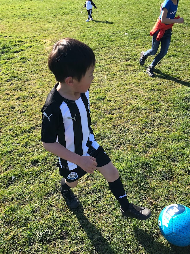 紐卡素有著名的足球隊。圖為Debby的兒子穿上當地英超球隊的球衣踢足球。 紐卡素有著名的足球隊。圖為Debby的兒子穿上當地英超球隊的球衣踢足球。