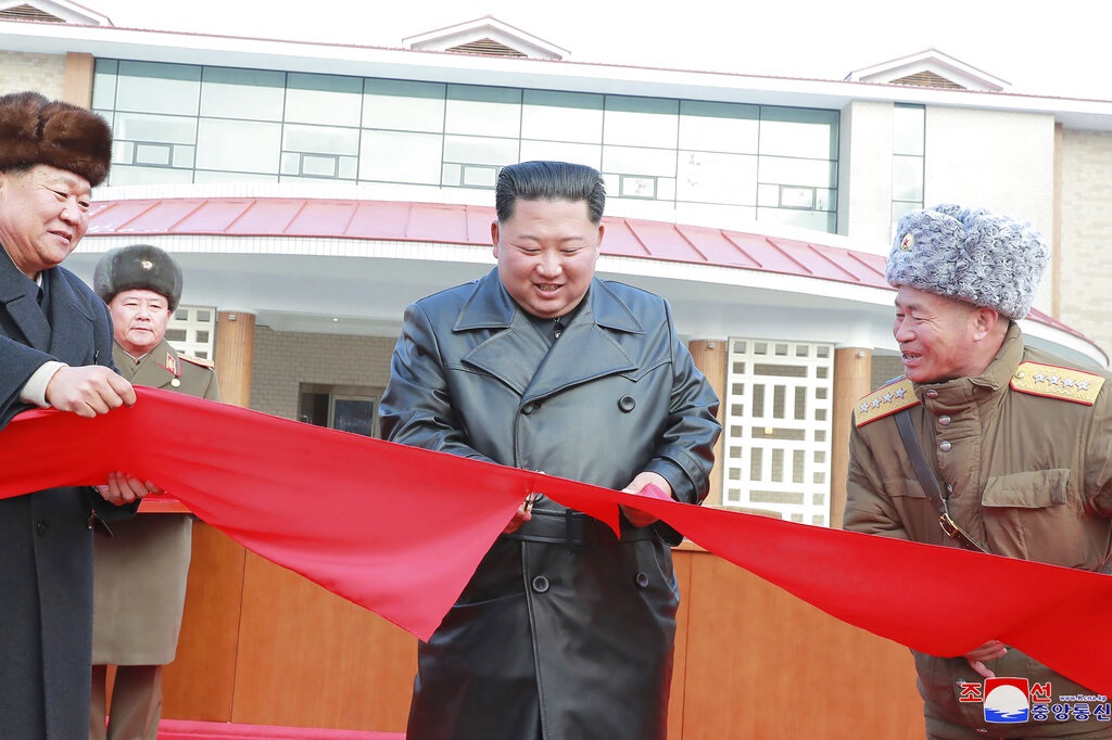 金正恩上周六出席平安南道陽德郡溫泉旅遊區的竣工儀式並進行剪綵。AP圖片