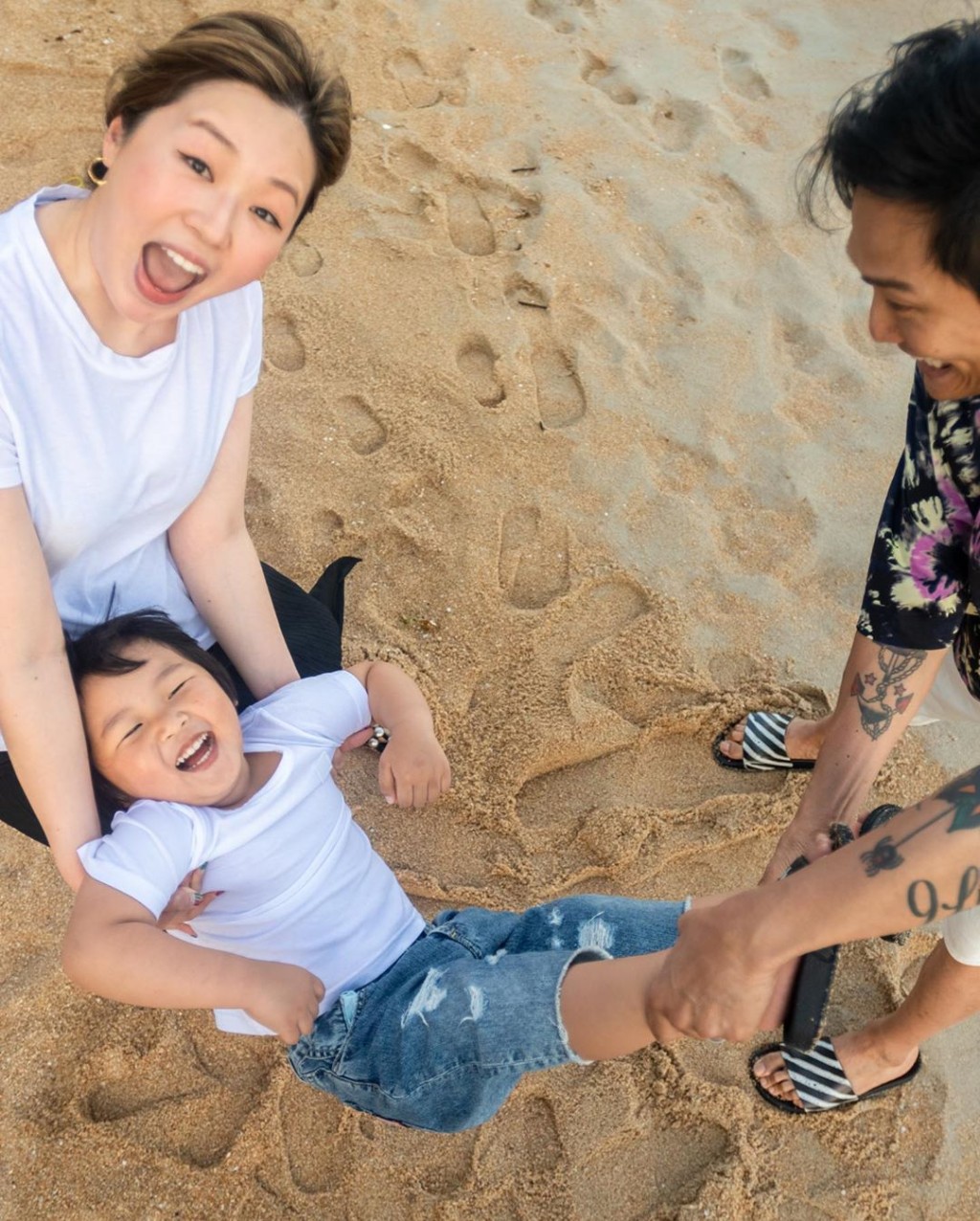 杜德偉一家三口，囝囝同杜太超似樣。