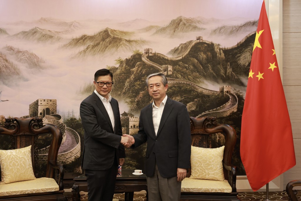鄧炳強（左）禮節性拜會中國駐越南大使熊波（右）。