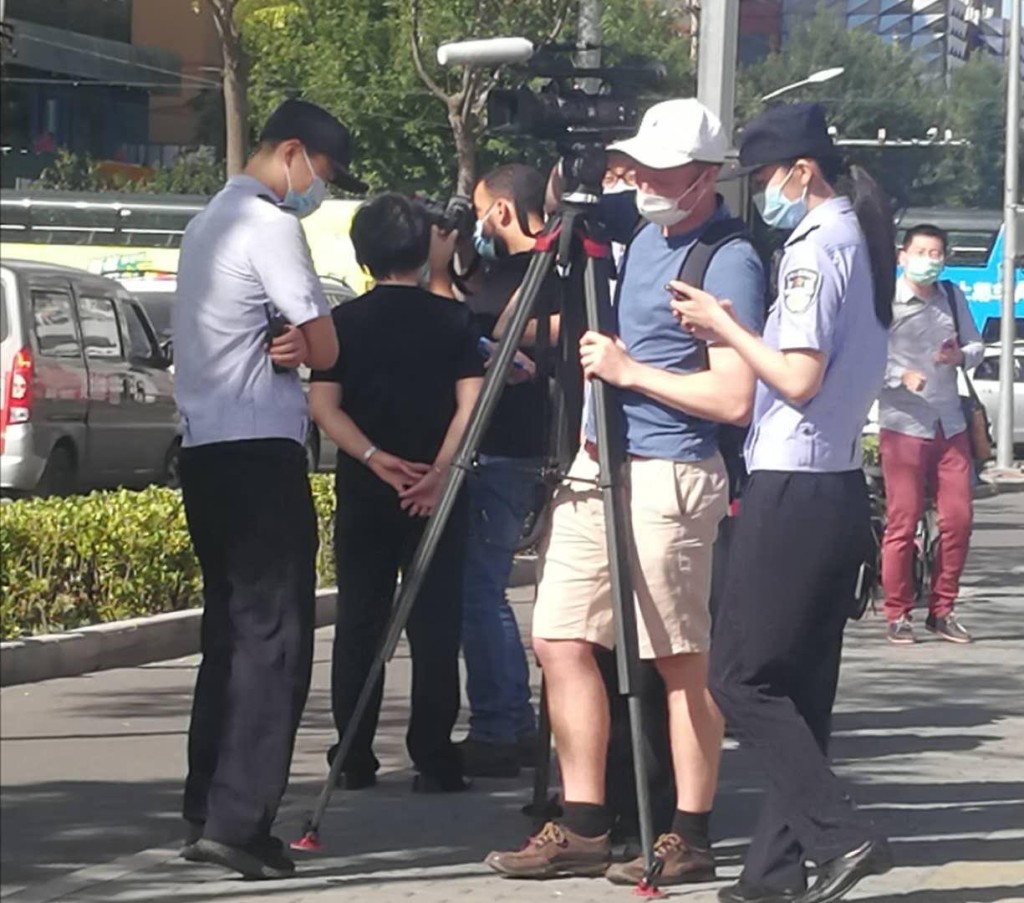 警察要求記者離開。張言天攝