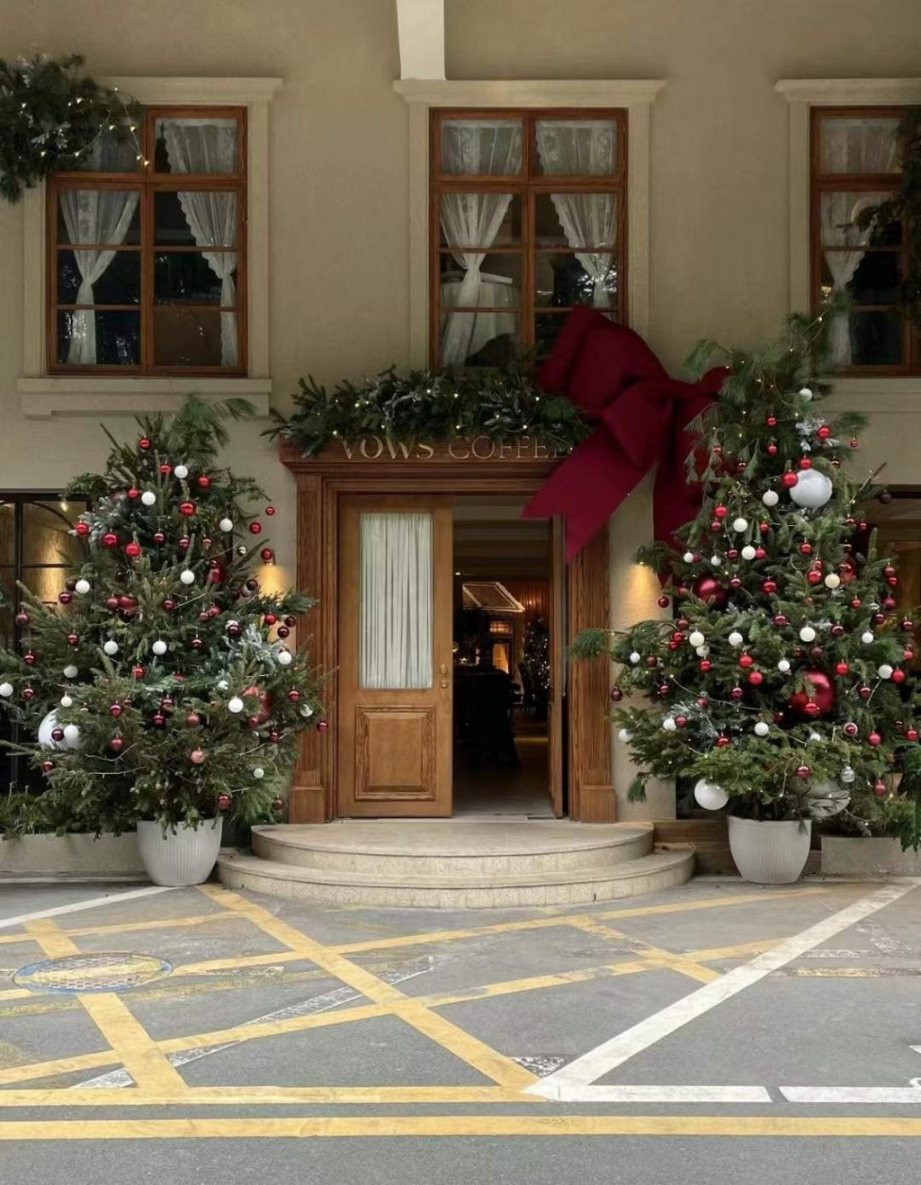 華僑城VOWS Coffee今年入口處則換上巨型聖誕樹為主題的佈置，店內延續聖誕樹的主題佈置。