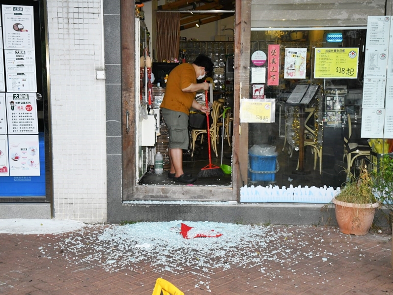 涉事西餐廳店門外有大量玻璃碎。