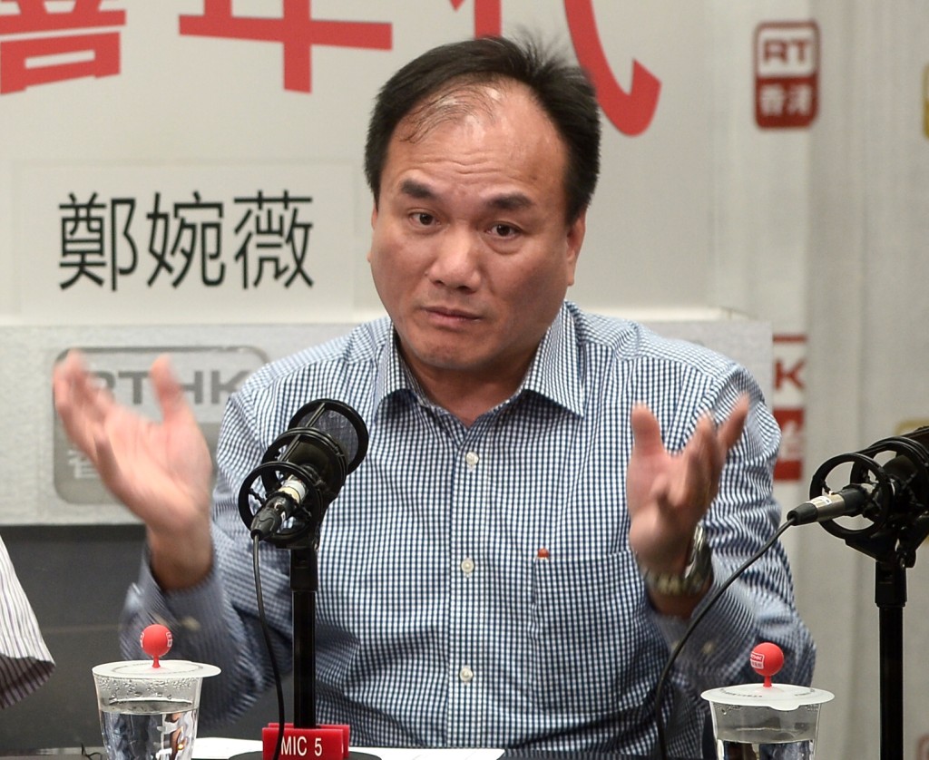 吳坤成形容網約車司機「做咗咁多年賊,𠵱家驚攞唔到牌而唔做賊住」。 吳坤成形容網約車司機「做咗咁多年賊,𠵱家驚攞唔到牌而唔做賊住」。