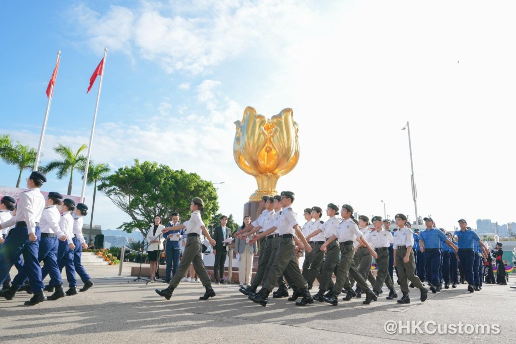 海關青年領袖團團員與其他青少年制服團隊一同進場。海關fb