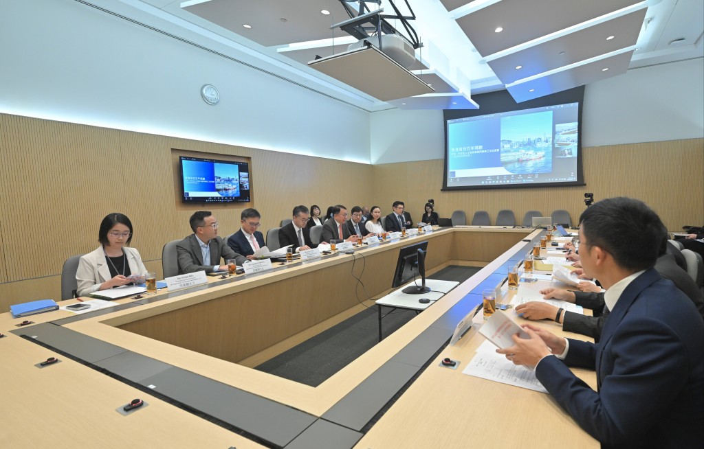 由政務司司長陳國基主持的教育、科技和人才委員會今日與教科人委顧問團舉行第三次交流會，就制定香港特區首份五年規劃諮詢顧問團意見。政府新聞處