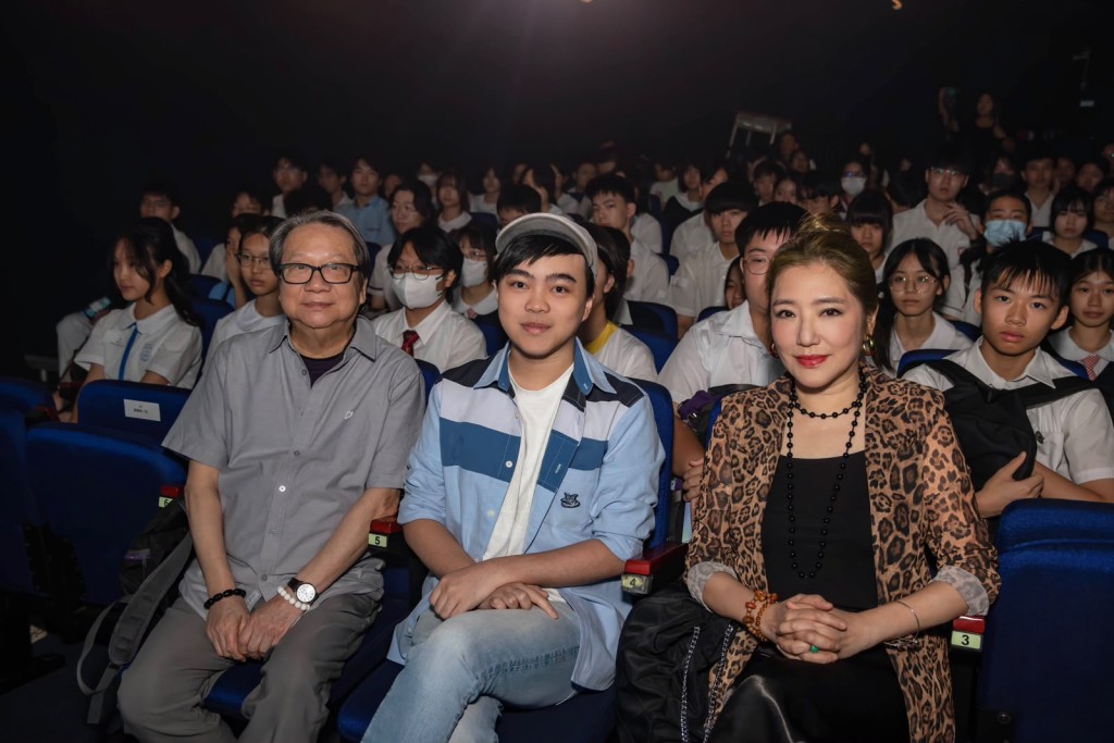 今次作文比賽有著名香港電影及舞台劇編劇杜國威先生;「爆炸戲棚」劇團藝術總監、《我們的青春日誌》創作及製作人陳恩碩;香港舞台劇最佳女主角關寶慧。 今次作文比賽有著名香港電影及舞台劇編劇杜國威先生;「爆炸戲棚」劇團藝術總監、《我們的青春日誌》創作及製作人陳恩碩;香港舞台劇最佳女主角關寶慧。