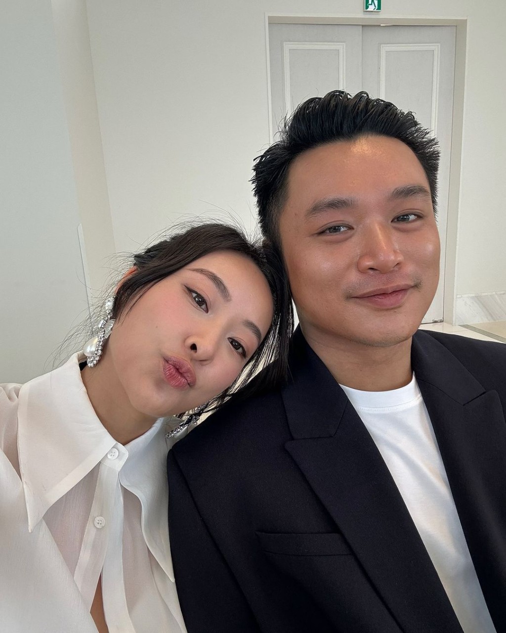 陳瀅與旁邊的男友人一起出席婚禮,更同坐並將頭靠在對方膊頭嘟嘴自拍。 陳瀅與旁邊的男友人一起出席婚禮,更同坐並將頭靠在對方膊頭嘟嘴自拍。