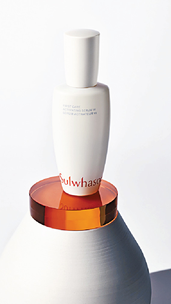 Sulwhasoo   第6代潤燥再生精華 $630  臻選品質上乘的人參，經500小時天然發酵熟成，提取當中珍稀高效活膚精萃，有效激活肌底細胞再生力，修護並強韌肌膚屏障。  提亮肌膚︰★★★★  緊緻輪廓︰★★★★  收細毛孔︰★★★★