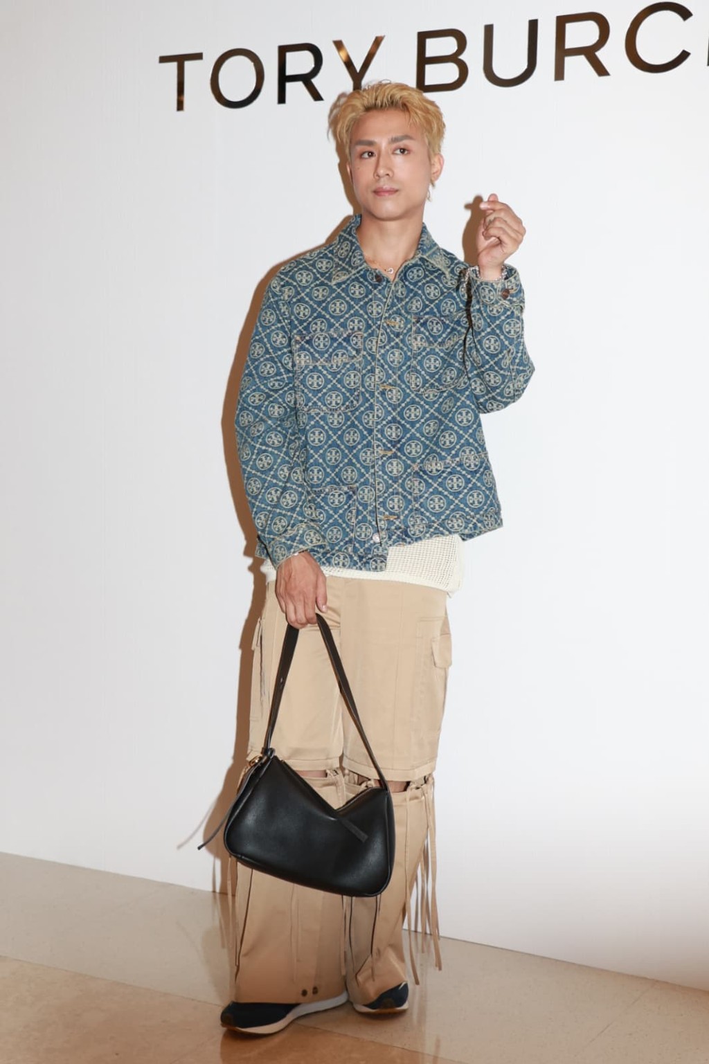 AK首張專輯即將出世,他指在限期前1個月錄3首歌,笑言︰「真係幾經辛苦!」 AK首張專輯即將出世,他指在限期前1個月錄3首歌,笑言︰「真係幾經辛苦!」