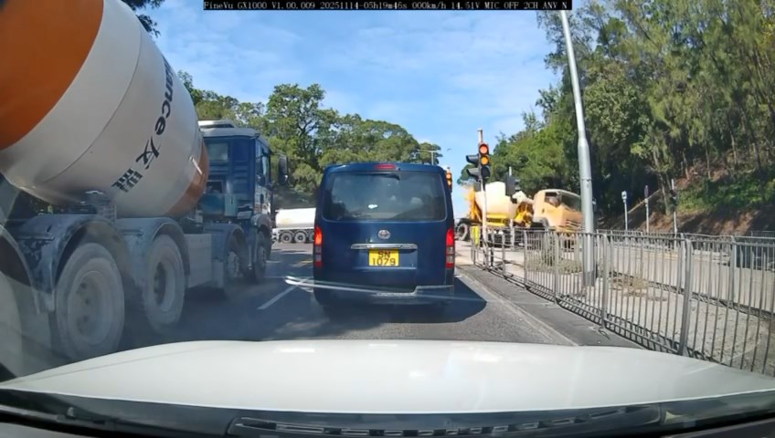 田螺車由長青公路右轉駛入青衣西路時，失控自炒翻側。網上片段截圖