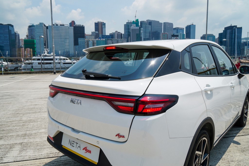 純電動SUV NETA AYA試駕：LED頭燈與日行燈、組合式LED尾燈及霧燈、16吋合金輪圈列作標準設備。