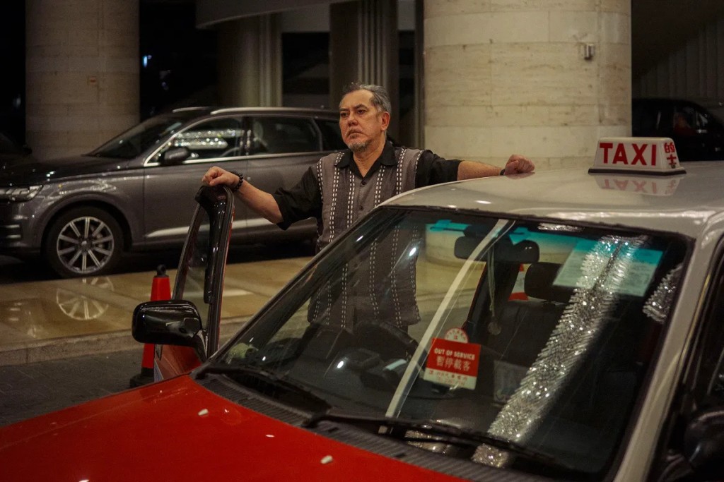 黄秋生在《白日青春》中饰演的士司机。