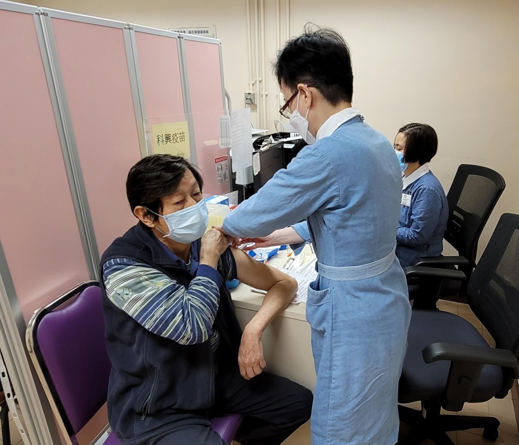新冠病毒3月起活躍程度上升!長者/幼兒免費接種防感染(新聞公報;資料圖片) 新冠病毒3月起活躍程度上升!長者/幼兒免費接種防感染(新聞公報;資料圖片)
