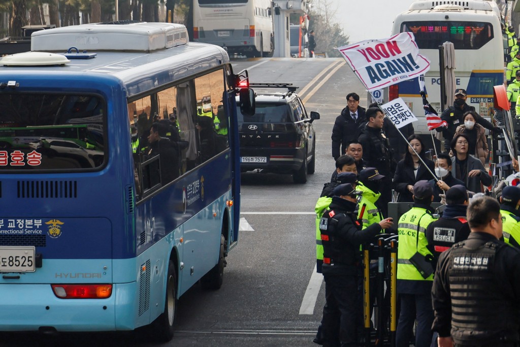 大批亲尹锡悦示威者在附近高呼支持口号。路透社