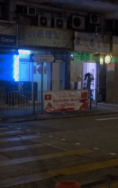 大媽向著天空吹起哨子,噪音非常擾人。 大媽向著天空吹起哨子,噪音非常擾人。