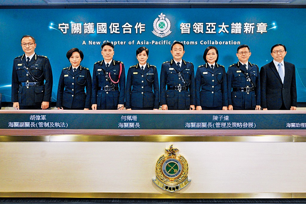 海關關長何珮珊率領一眾高層召開記者會,講述2023年度工作及成果。