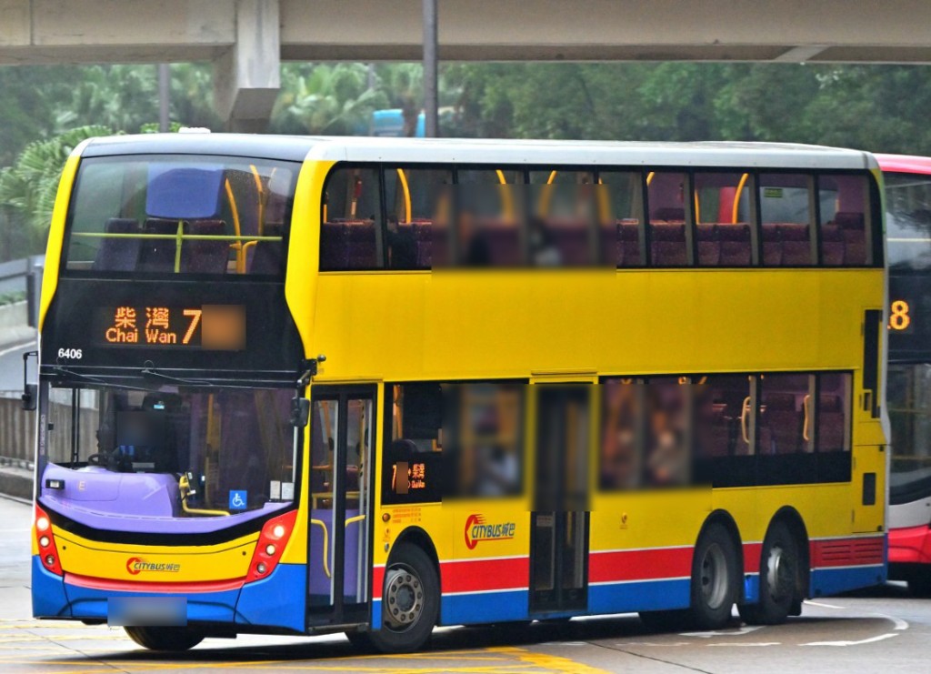 城巴「新仙气女车长」目前正架驶港岛「７ＸＸ」路线的巴士，来往柴湾至中环。