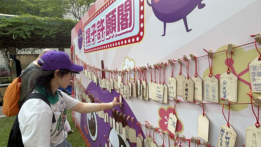 市民在許願閣留下祝願。 市民在許願閣留下祝願。