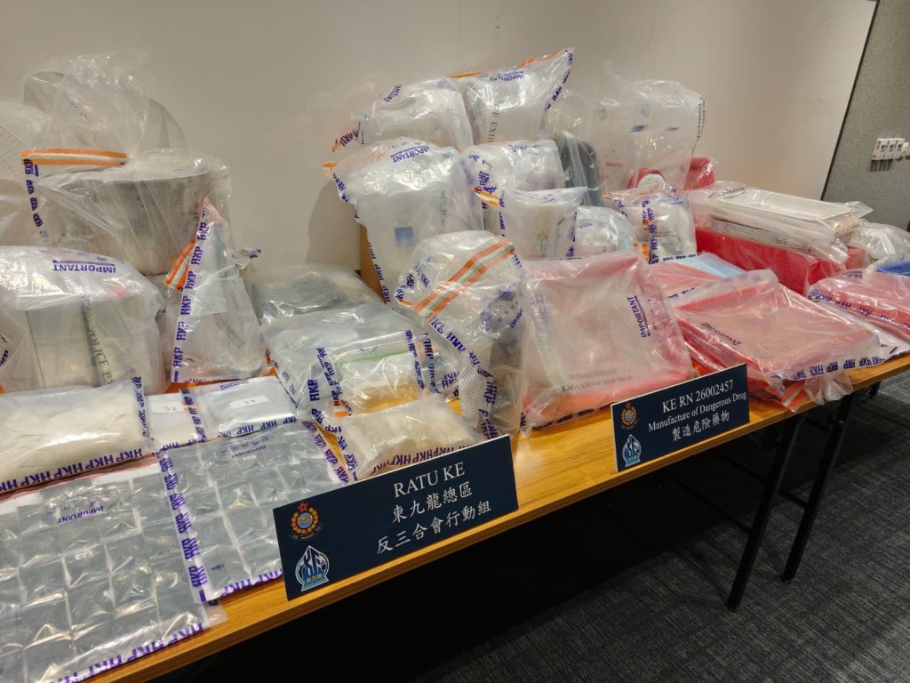 警方展示檢獲的冰毒及大麻花毒品。 警方展示檢獲的冰毒及大麻花毒品。