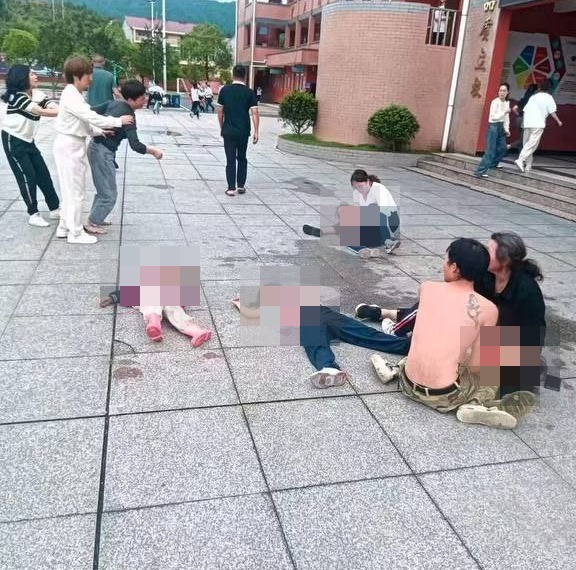 江西有小學今午遭人闖入，持刀亂斬學生，已造成2死4傷。 