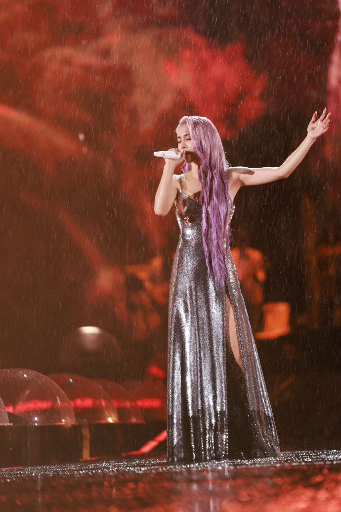 蔡依林在暴雨中又唱又跳。