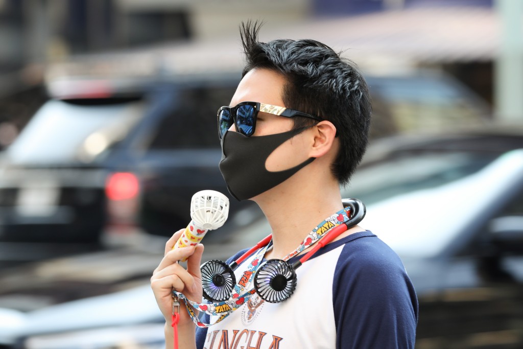 口罩加日照，令日本出現不少中暑個案。(新華社照片)